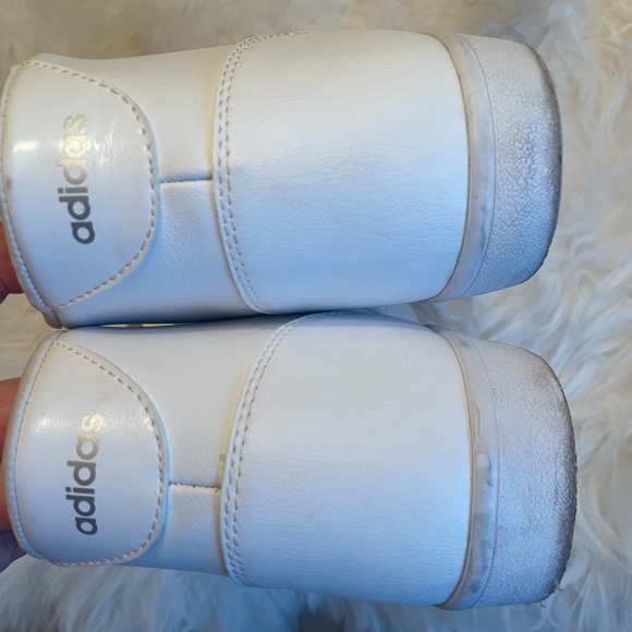 Minor wear. High top Adidas SZ 9. A wardrobe staple! - Picture 6 of 8